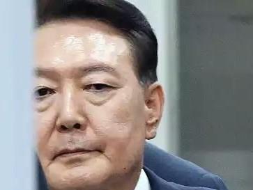 韩国尹前总统于18日上午9时左右抵达首尔中央地方法院，较庭审原定开始时间（10时