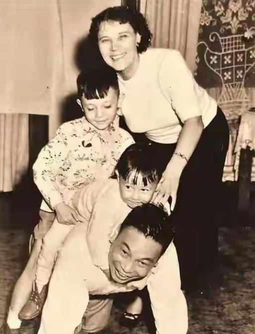 1941年，蒋经国给蒋介石信中写道：“秘书章亚若怀孕了，请求准许结婚。”蒋介石回