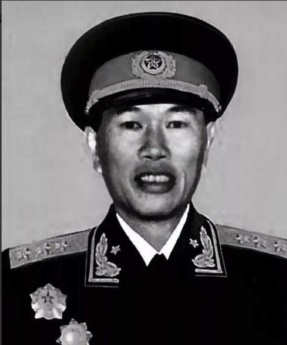 1949年，一个小战士盯着报纸，突然喊：“这是我父亲！”指导员听了，笑着说：“