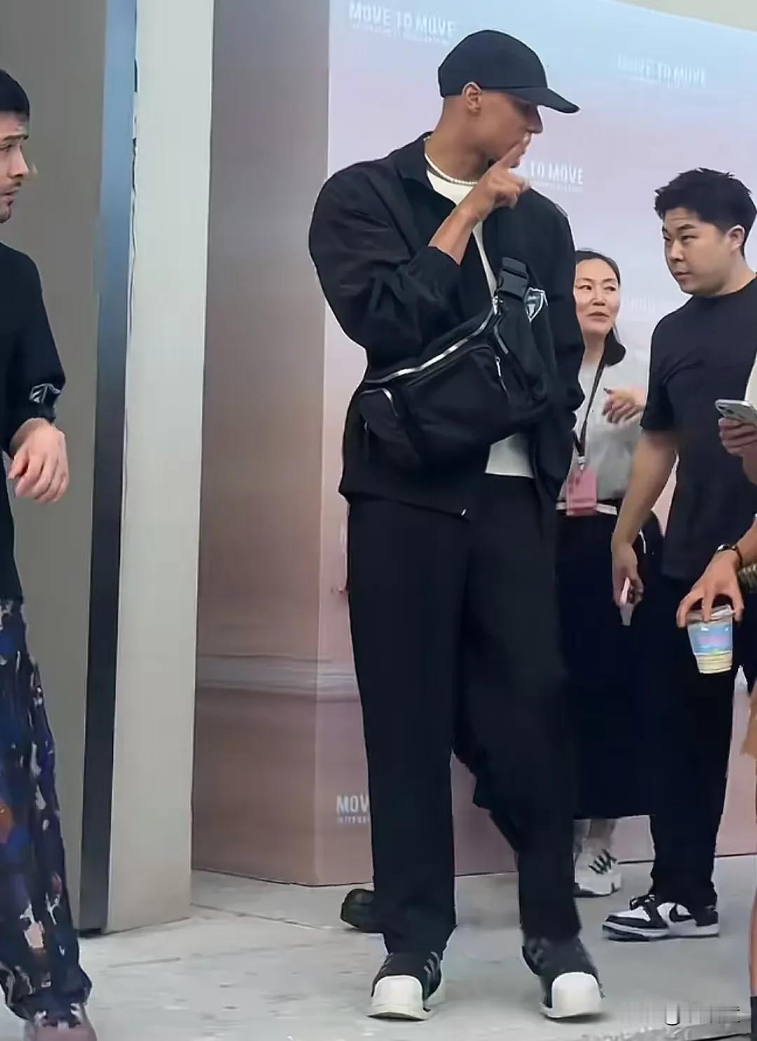 何炅看到大家对他的评价，估计不会开心！昨天，何炅到阿那亚参加活动，穿着外增高的