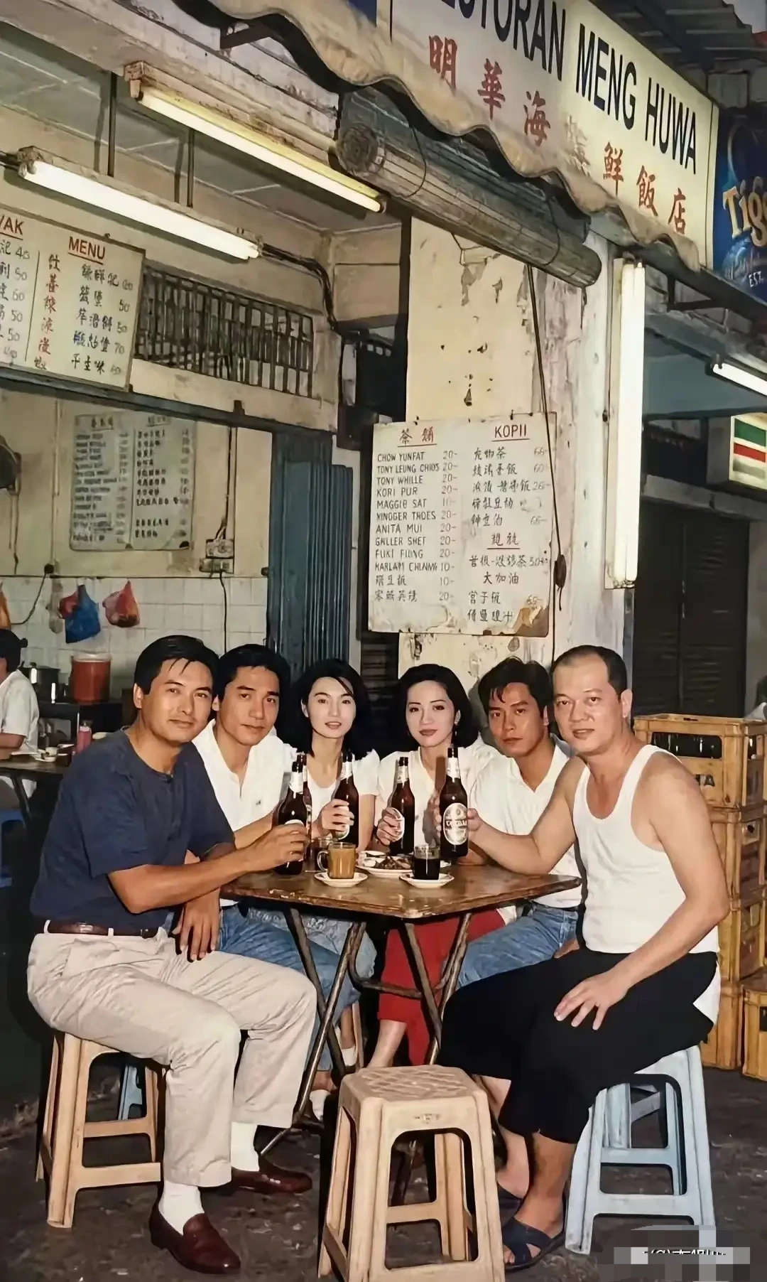 周润发张曼玉这六个人，当年吃饭也不是很讲究，这应该就是在一个露天的大排档聚餐。