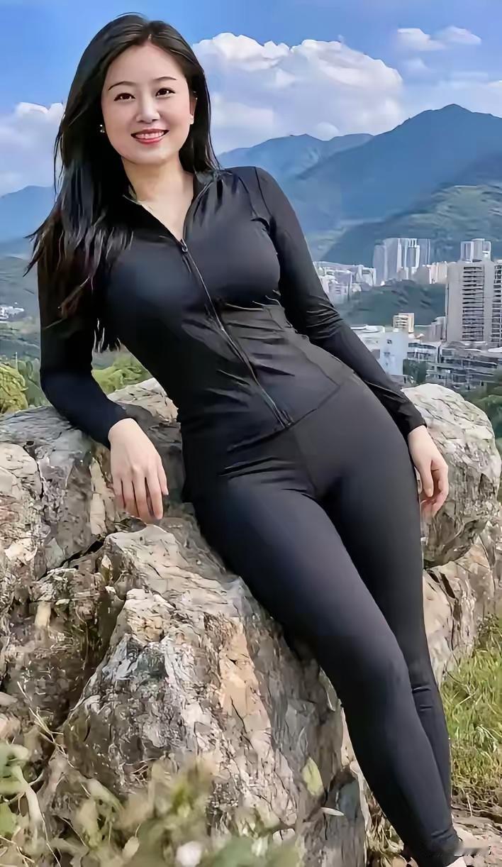 忆秦娥·晨山寄兴晨光冽，千山叠翠云烟歇。云烟歇，溪涵朝旭，锦铺川阙。