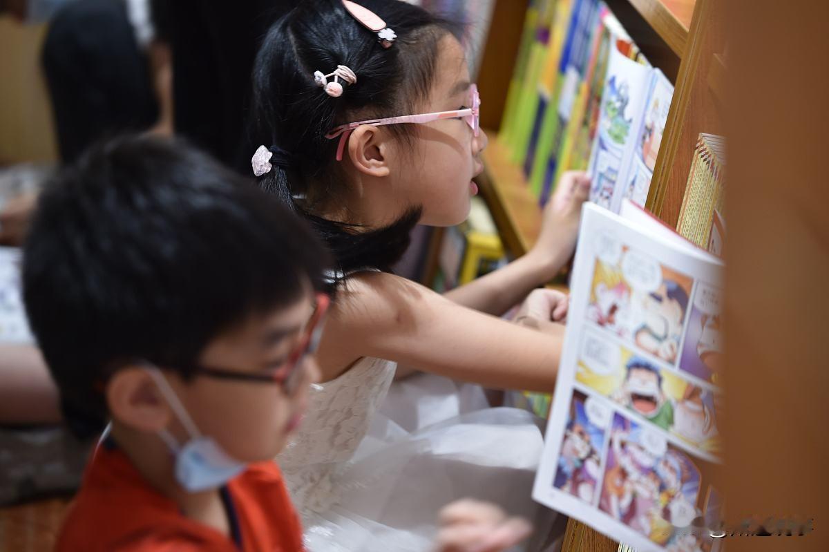 大家发现没，现在的小朋友幼儿园就散光，三四年级就开始近视，早早就戴上眼镜了，太可