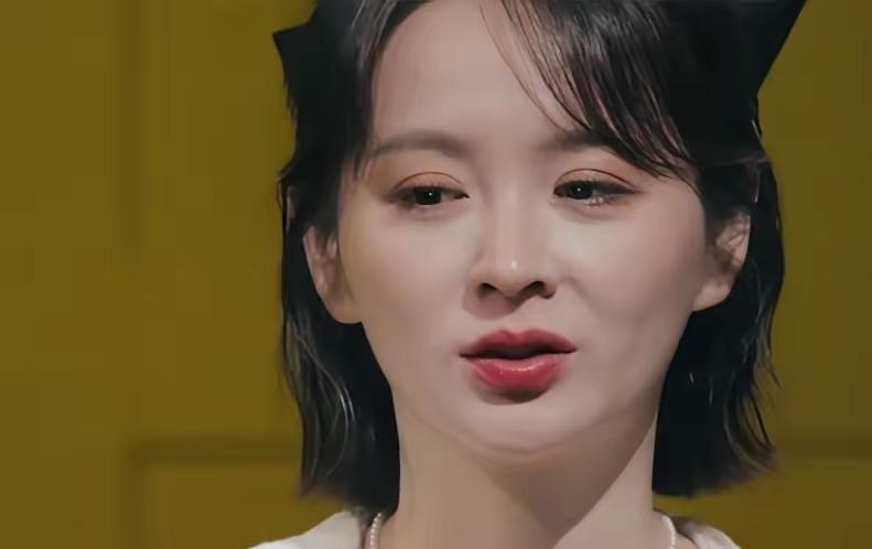 邓莎哭着说：“我老公老喝醉了发消息跟我提离婚，其实我也没多舍不得，就是觉得俩人在