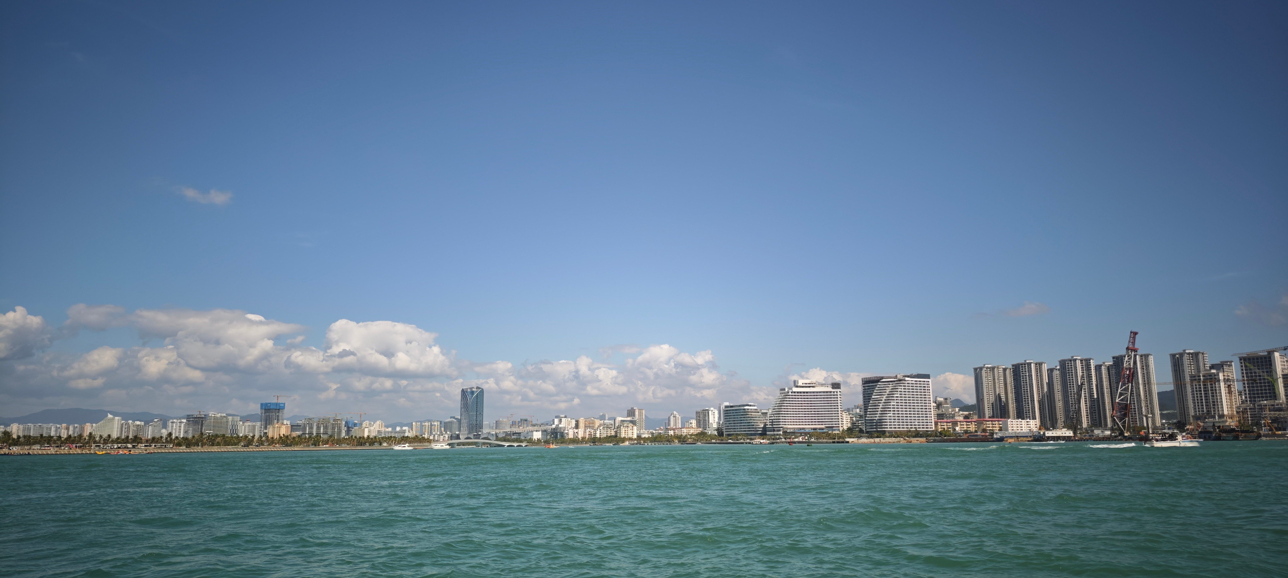 前些天在临高海钓，298一位，风景差，船只破，渔船拉我到离海岸线20米的地方钓鱼