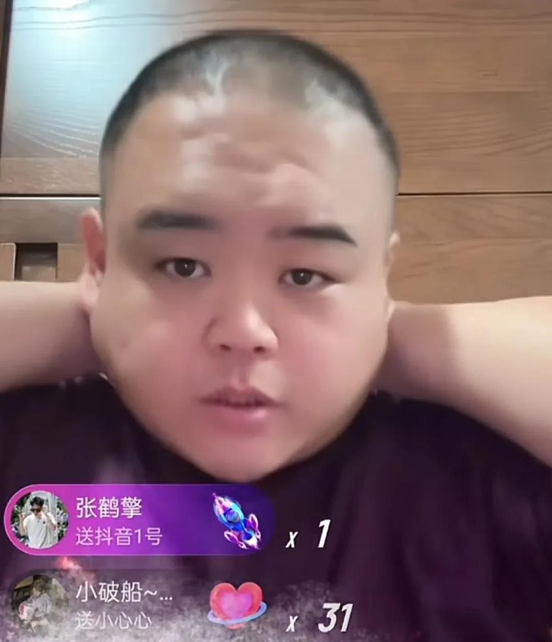 德云社刘喆直播，搭档张鹤擎送来抖音一号，刘喆嘴里说着，刷这干啥，你直接给我多好，