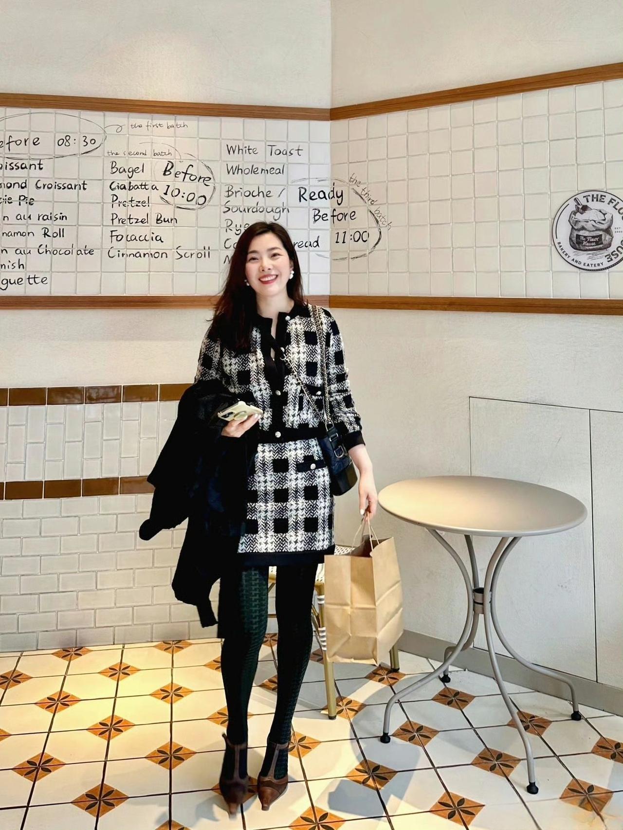 这套穿搭太有“优雅复古感”了！黑白格纹套装自带精致贵气，墨绿花纹袜子添了复古细节