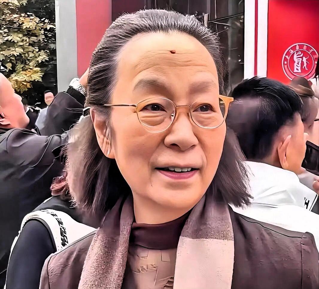 奚美娟这波操作，我真是佩服得五体投地！面对媒体，她大大方方：“我这辈子就干演戏