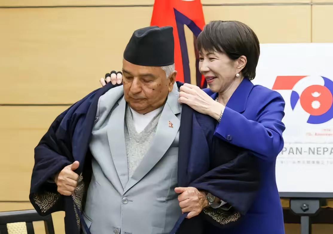 高市早苗再现谄媚外交名场面。当地时间2月3日，日本首相高市早苗在官邸会见了来