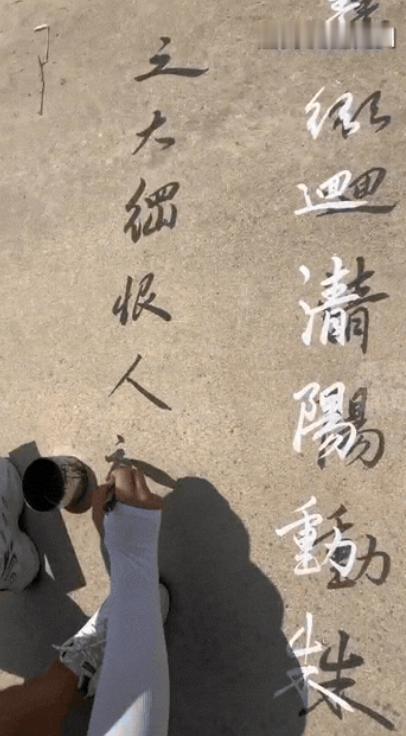“终于火到央视了！”河南周口，一名男子大热天在家闲的没事干，他不去上班，也不待在