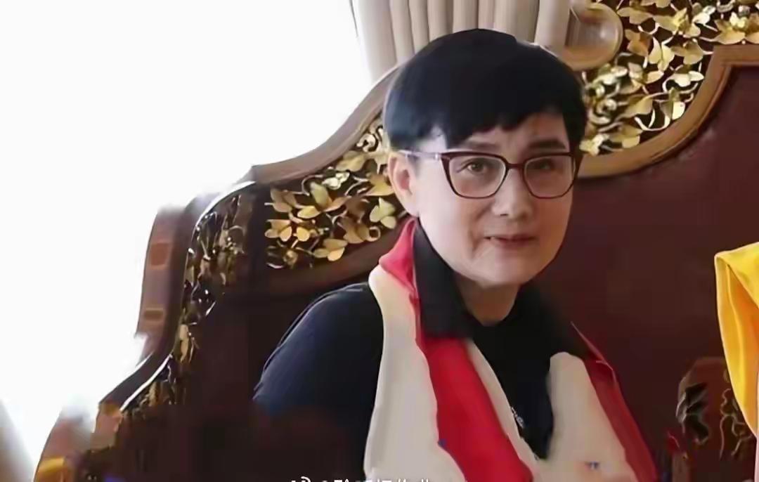 李连杰老婆也不行了，状态下滑的像换了个人！李连杰要是早知道利智会变成这样，他肯定