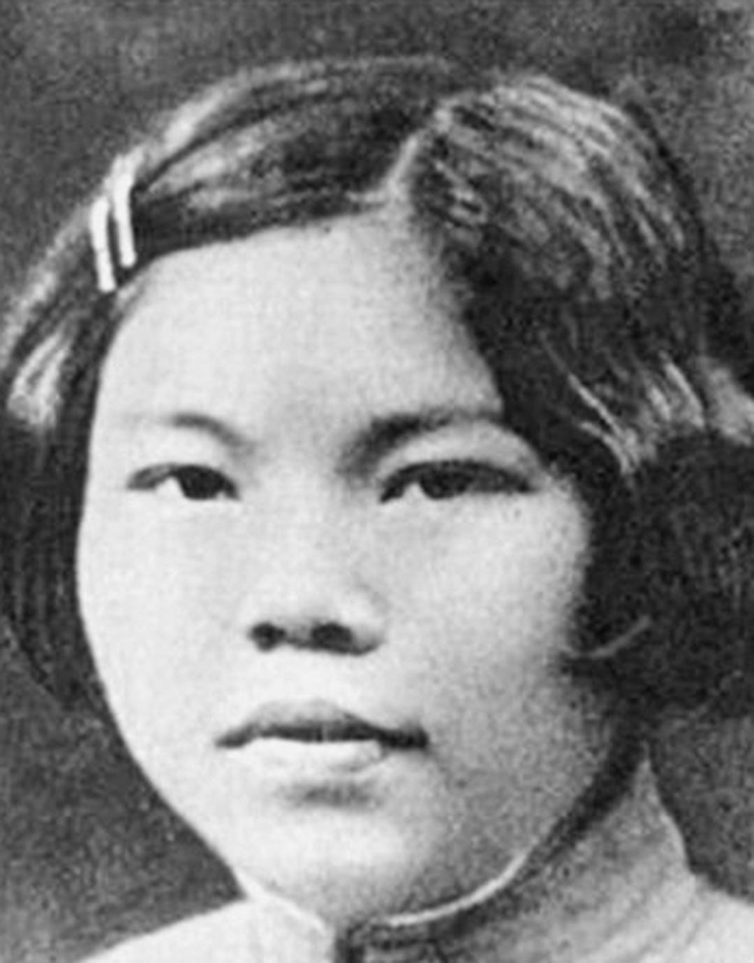 1943年，1女战士被捕。谁知，就在敌人用烙铁烫她的胸脯时，早已满身大汗的女战士