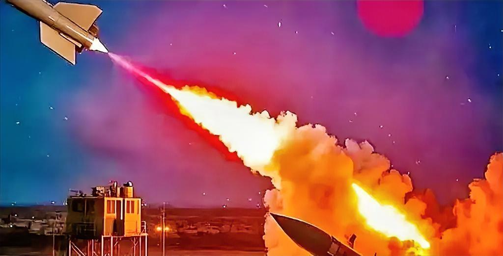 狠，真的狠！央视消息一出，这就是实锤了。​伊朗导弹不偏不倚，直奔海法炼油厂而