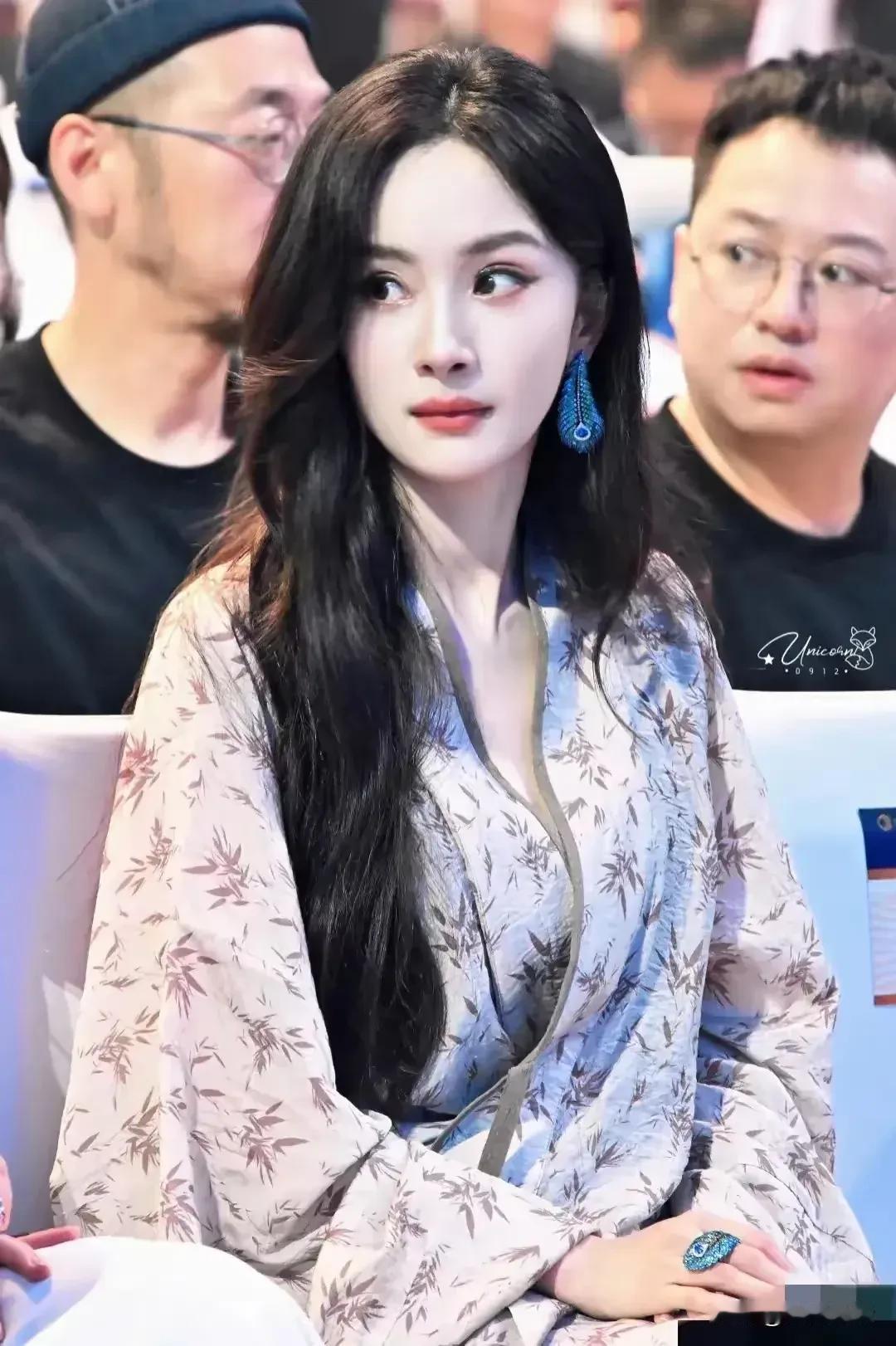 已经40多岁的杨幂依然温润如玉，倾国倾城，惊为天人。只是这样温柔可人的杨幂，为