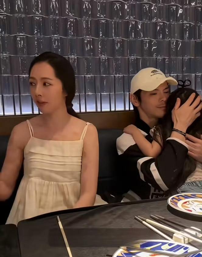 郭碧婷一家在北京商场吃饭，她穿吊带裙，皮肤透亮，真人比屏幕里还好看。向佐抱着四岁