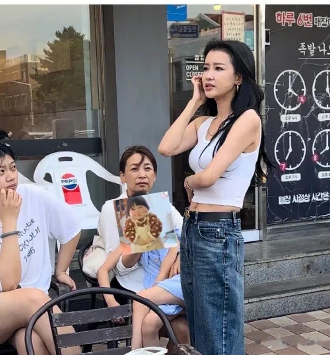韩国偶遇孙怡带女儿游玩31岁身穿露脐装配牛仔裤，身形高挑长相亮眼。脱离精修滤镜，