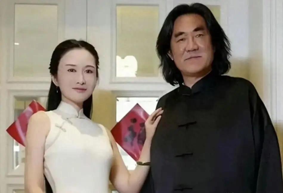 这个七十五岁的男人，把留了几十年的大胡子剃掉了。张纪中为爱“改头换面”剃胡子染黑