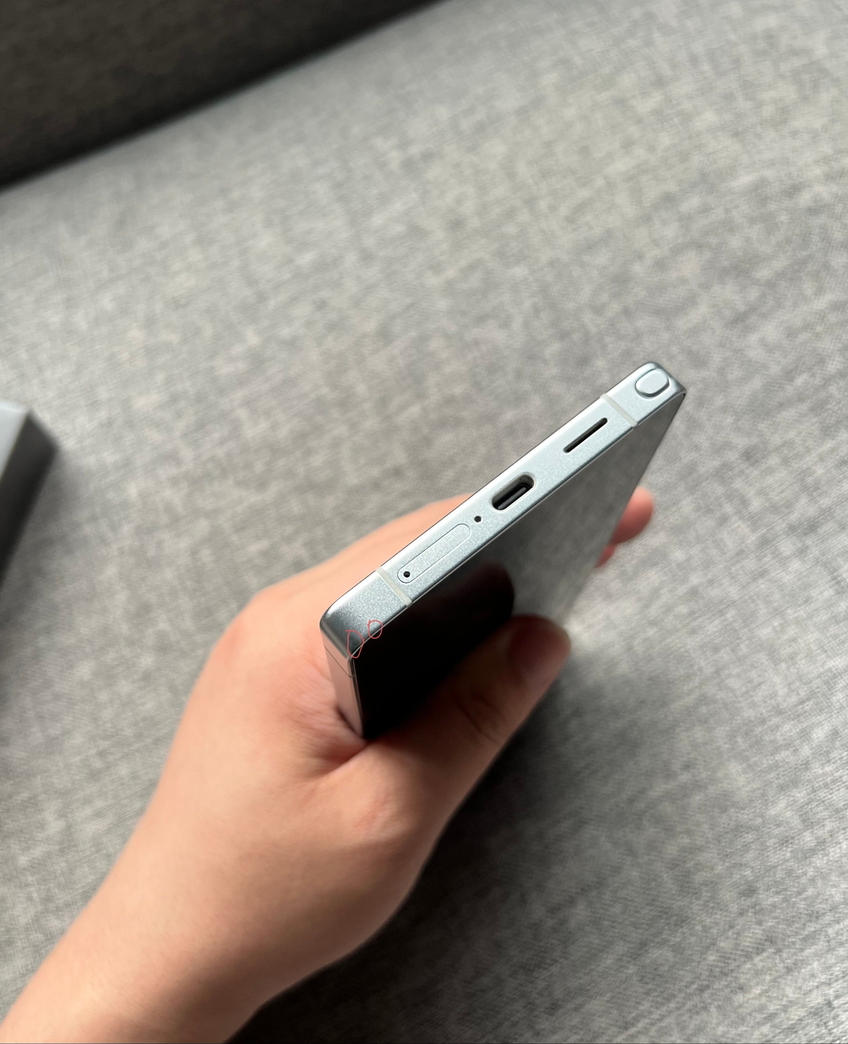 三星S25Ultra16+1TB钛辉银顶配，屏幕完美，中框小痕迹(见图圈内