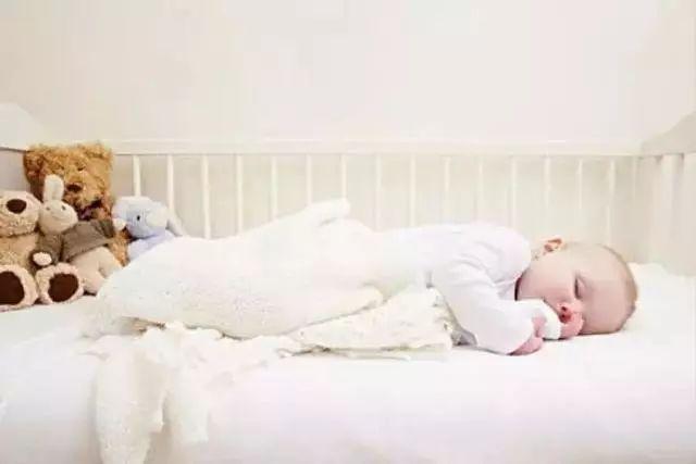儿科医生告诉你: 如何远离婴儿猝死? 给宝宝一个安全的睡眠环境!