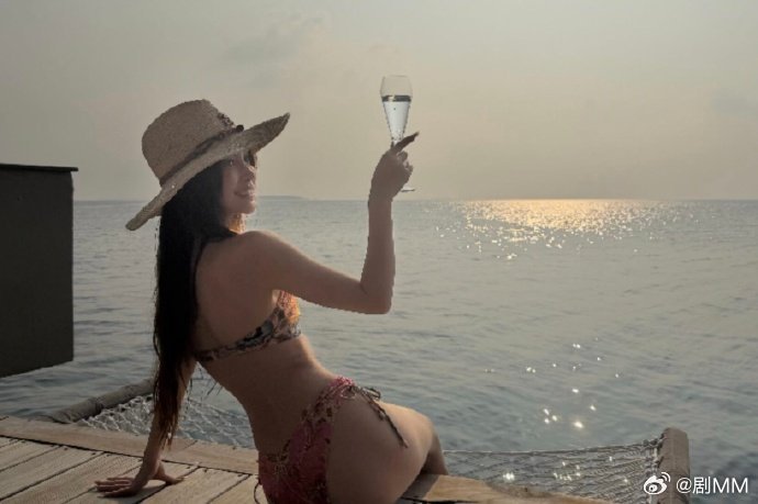 Angelababy海边穿比基尼Angelababy37岁身材Angelabab