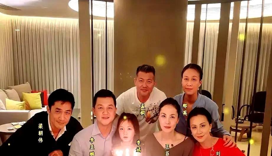 12年了，王菲和李亚鹏再次同框，不是为了爱情，而是为了女儿。李嫣19岁生日宴上