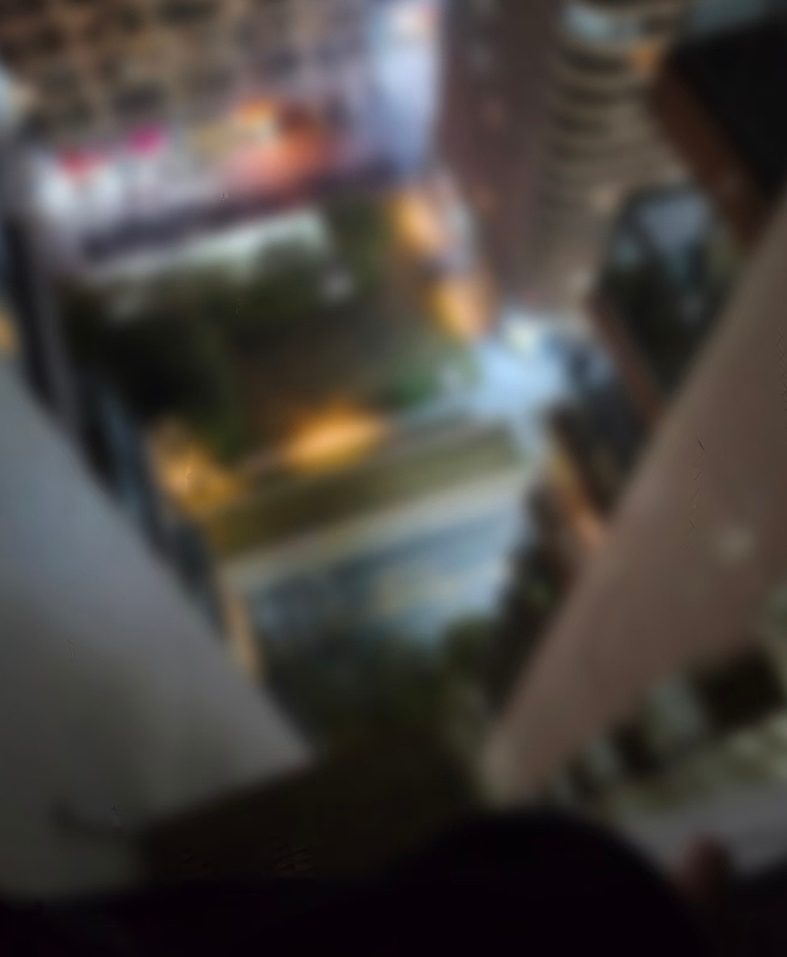 女子跳楼被男友拽5分钟后坠亡太冲动了，酒容易上头，让人兴奋，女子太极端了，这样的