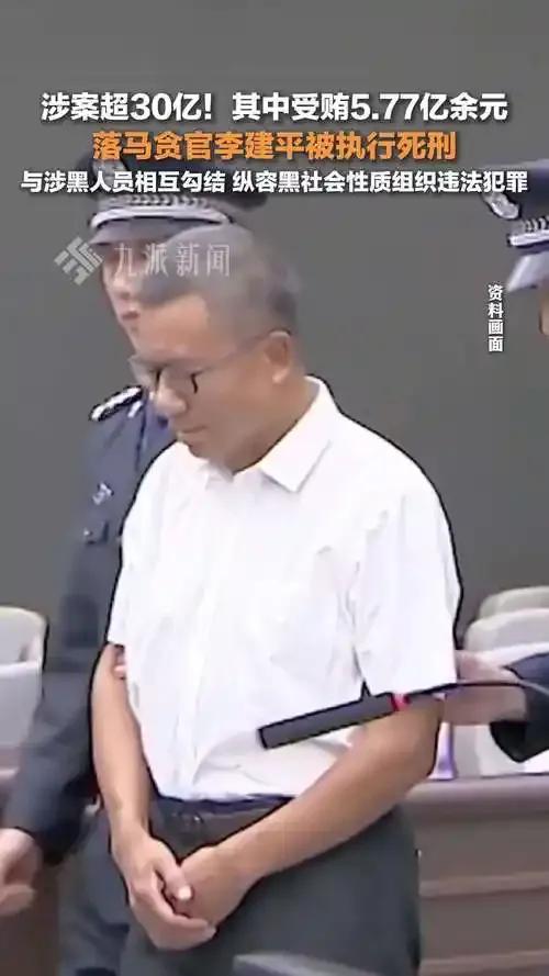 在我国贪污公款属于严重违法行为，将面临刑事处罚和纪律处分。首先