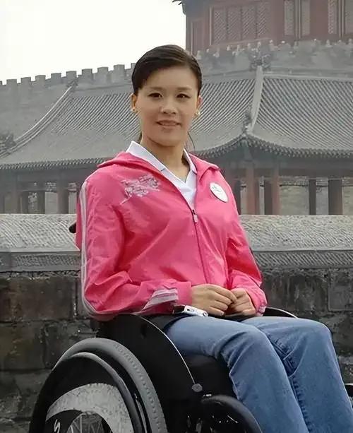 1998年，桑兰瘫痪后拿到了1000万美金的赔偿，就在这个时候，照顾了桑兰9年的