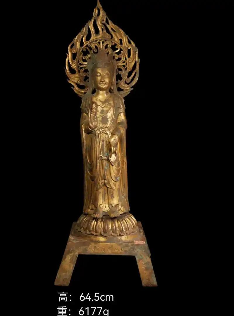 1981年，江苏徐州两个工人在清理池塘中的淤泥时，摸出来2具纯金佛像，二人对视一