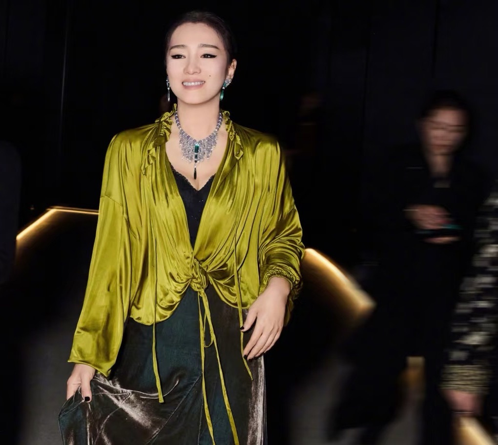 巩俐近日出席卡地亚晚宴，大气又从容，真的是唯一不需要口红衬托气质的巩皇，谁能想到