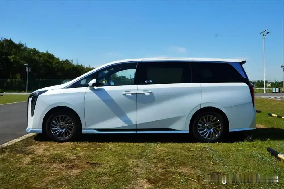 这就是现实啊!电车30万:使用10年,电费1万,卖1.5万;油车30万:使