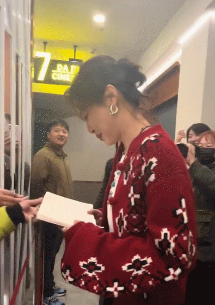 路人偶遇辛芷蕾掏本子要签名，她爽快地签完还热情地唠起家常，这种毫无距离感的相处方