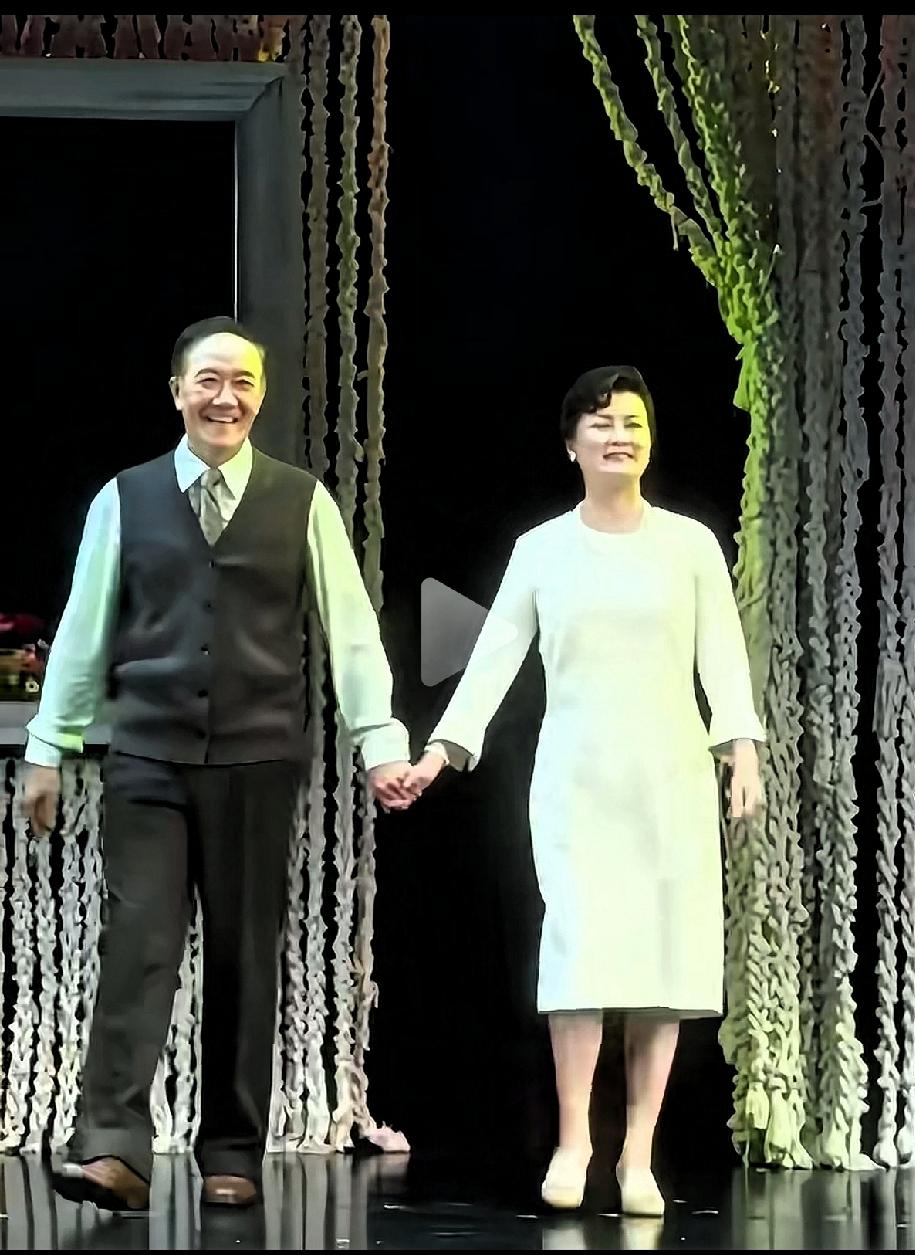 著名男演员李幼斌和他的第2任妻子，女演员史兰芽。66岁的李幼斌和53岁的史兰芽