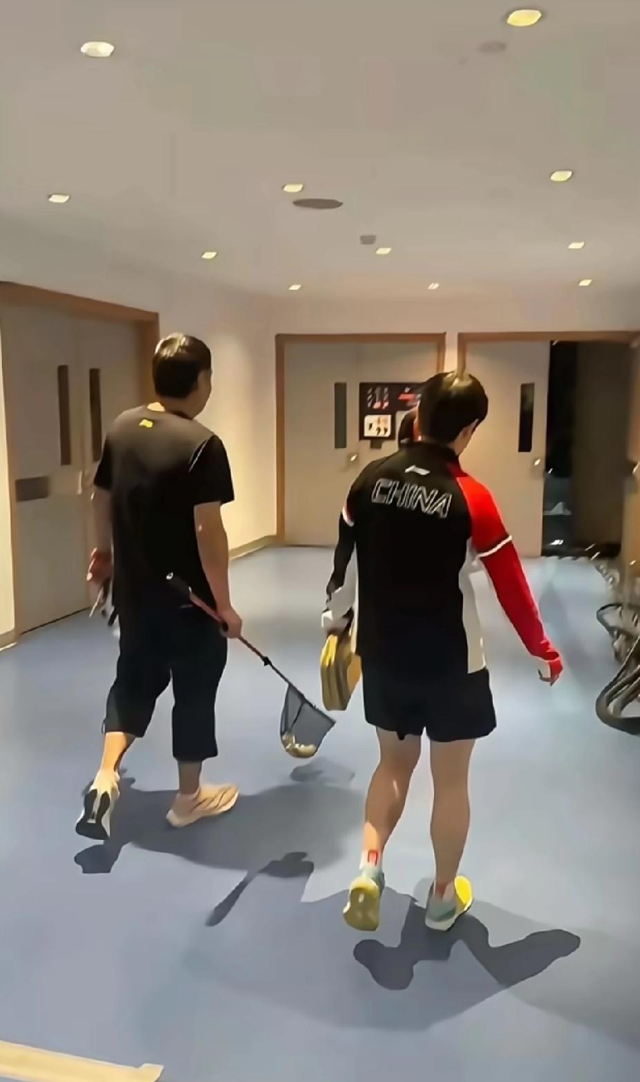澳门冠军赛明天（9月9日）就要开打啦，这会儿看到孙颖莎和教练邱贻可正往训练场去～