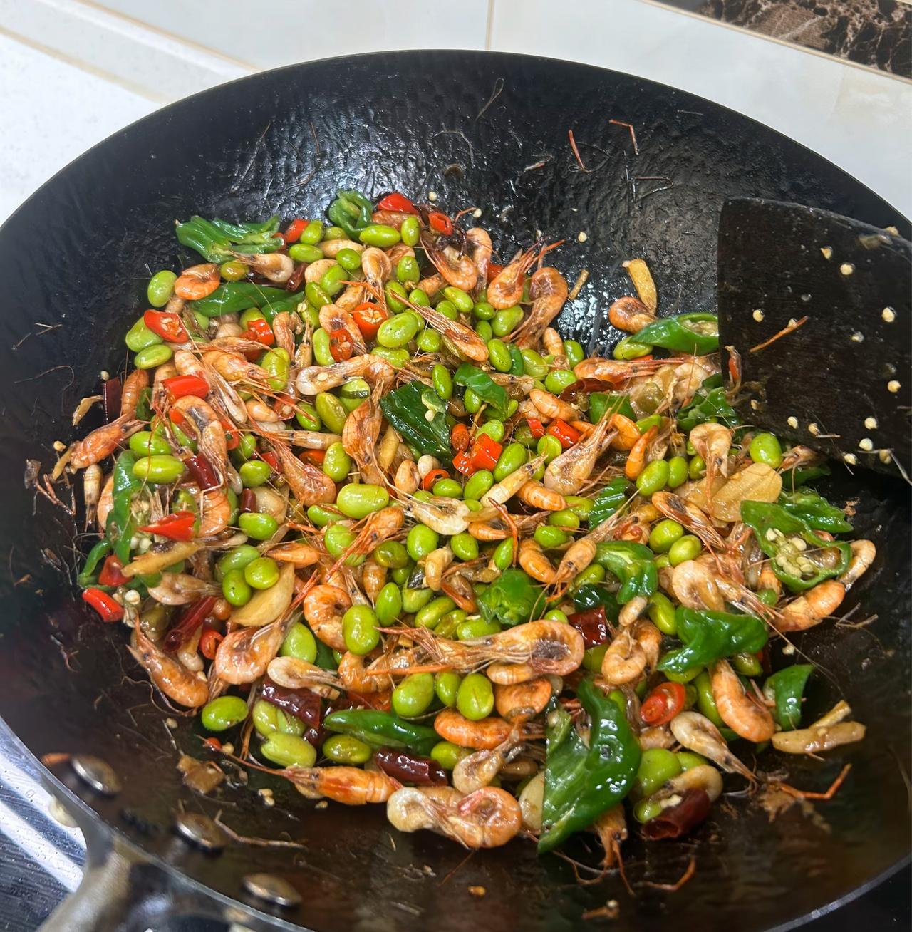 中午回家晚了，简单买了小河虾和青豆快手炒一盘。青红椒提色，河虾鲜、毛豆嫩，色泽
