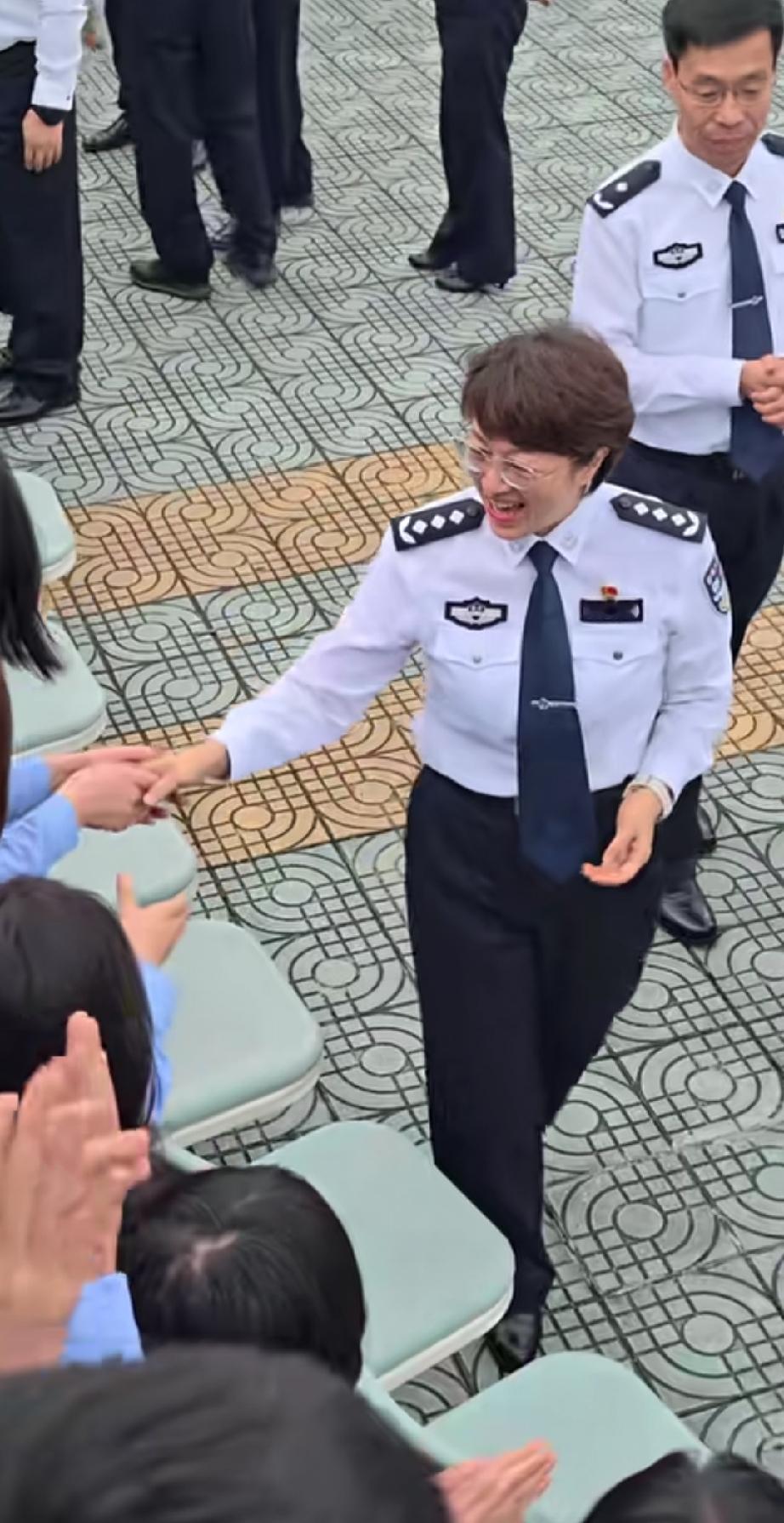一麦三花的一级警监，女的能有这么高的警衔实属罕见，一个省都不一定有一个了。奇