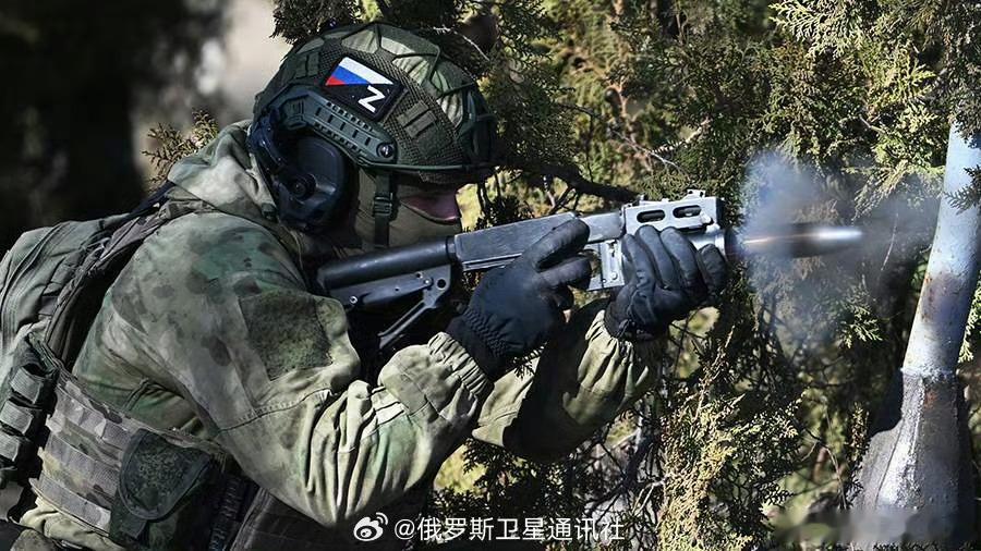 【俄国防部：乌军一天在特别军事行动中损失约1455名军人】据俄罗斯国防部6月2