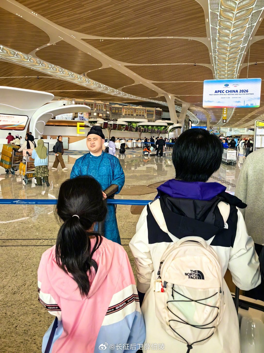 首都机场工作人员穿上汉服广州T3早就有了嘿