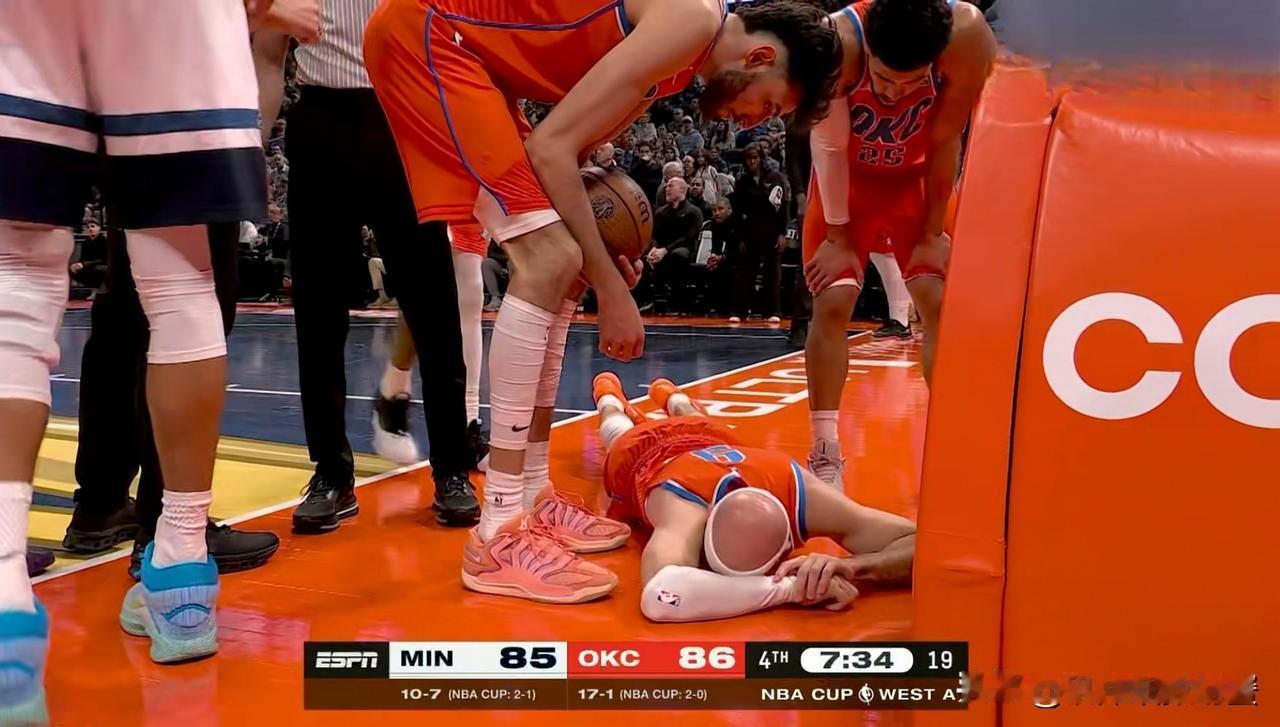 森林狼恶汉戈贝尔真是太狠了！在今天森林狼客场挑战雷霆的比赛中，当时比赛进行到了第