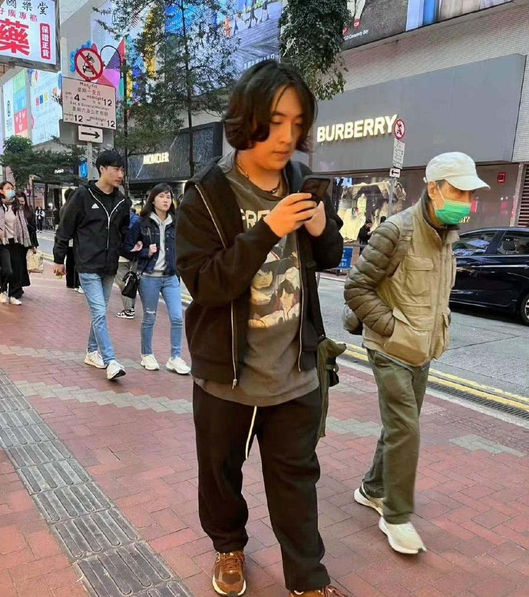 吴镇宇儿子费曼，已经变成大人了，时间真快啊。