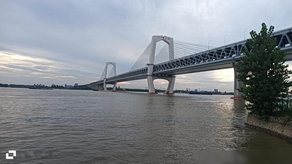 上班久了才发现，能混成领导亲信的，大多是心胸狭隘、人品不正的人。刚参加工作那