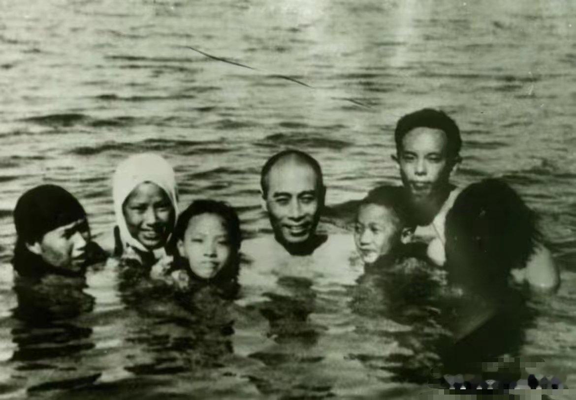 这是1938年夏季拍摄于武汉东湖的珍贵老照片，画面中心是周恩来同志，同行的有郭沫