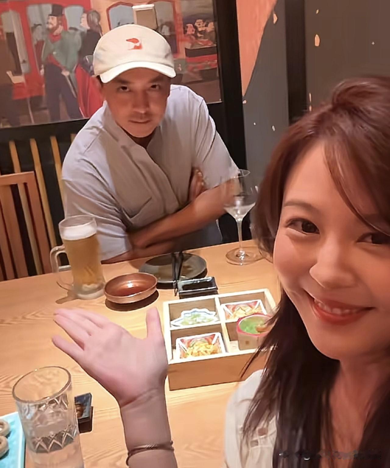 一觉睡醒，刷到李金铭和李佳航线下聚餐的视频，差点以为是老剧重播。从视频里