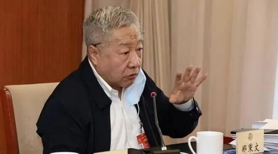 当年深度参与2014年养老金并轨改革设计的专家郑秉文，最近在网上彻底被推上了风口