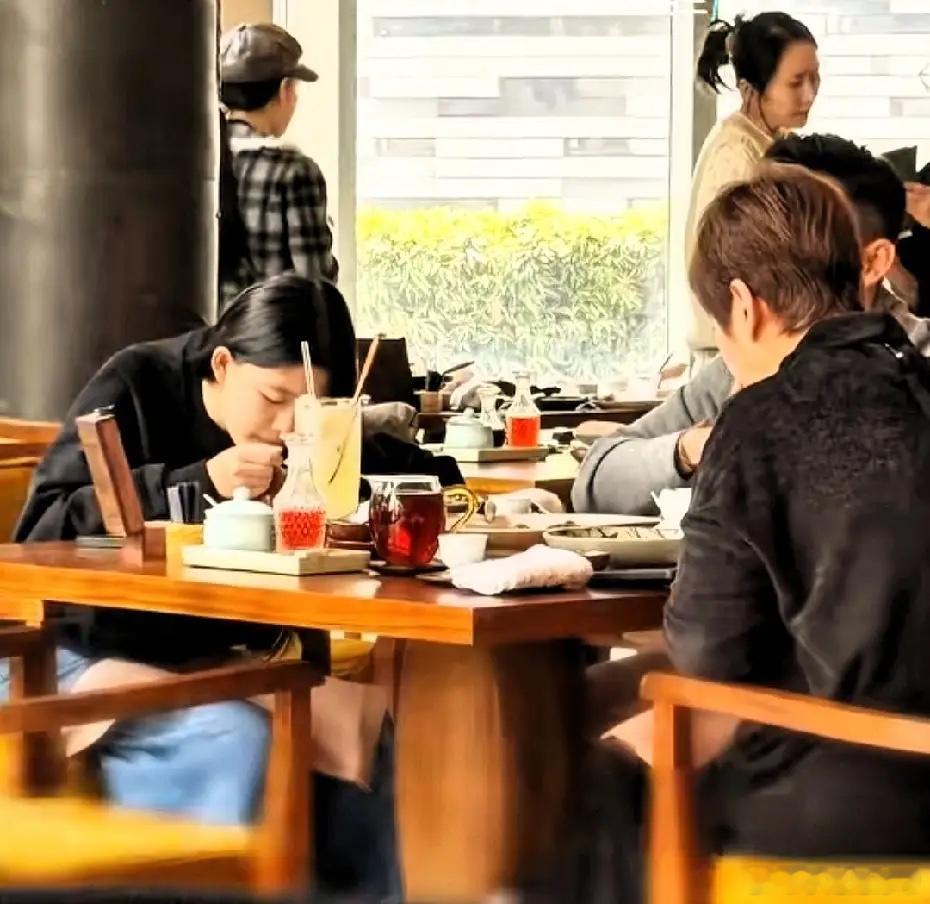 有网友在广州偶遇小玥儿，正在吃粤菜，看着状态不错！她看起来过得不错，毕竟是千金小