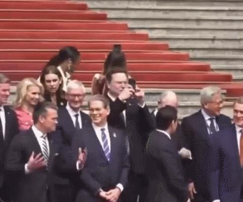马斯克360度转圈拍摄人民大会堂果然显眼包在哪都显眼，马斯克举着手机拍拍拍那股