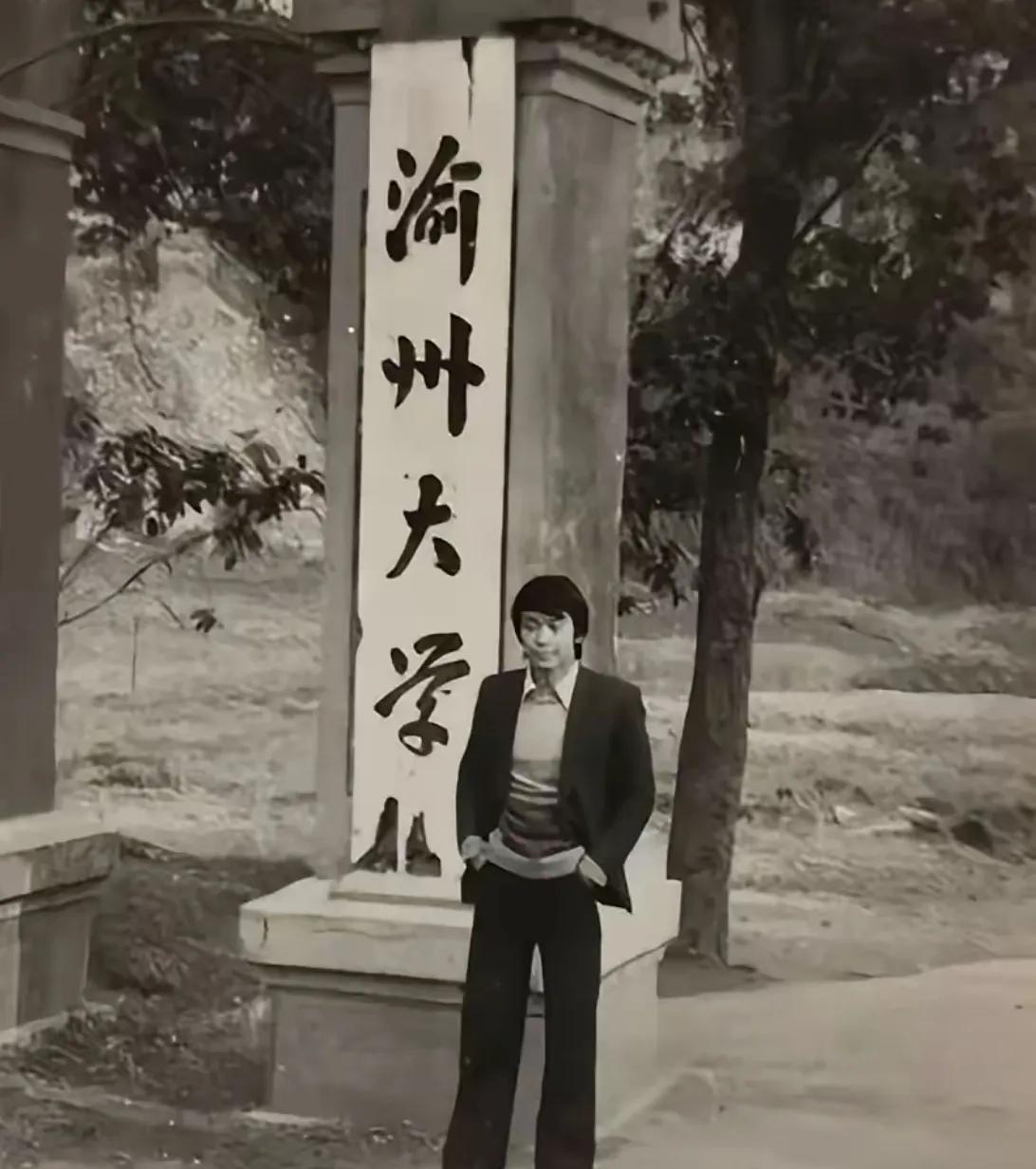 这张照片拍摄于1982年，渝州大学校机械制造工业专业学生在校门口的合影。镜头中的