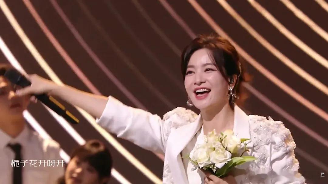 开心夜晚会精彩连连！李晟登台唱《栀子花开》，选歌虽存疑，但勇气可嘉。那英串烧经典