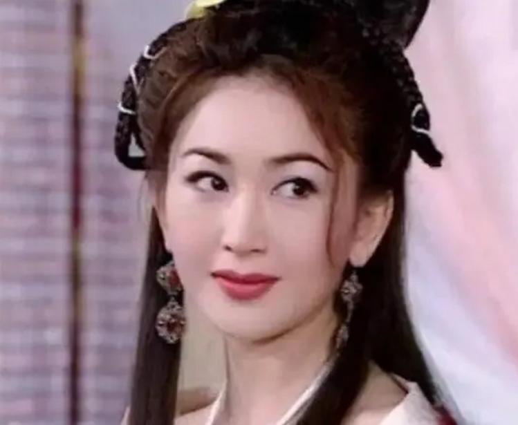 1997年，亿万富豪何祖光对温碧霞一见钟情了，朋友劝他：“你想清楚，她可拍过不少