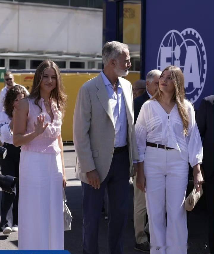 父女仨一同观看一级方程式赛车比赛！两位公主陪伴着国王父亲，老父亲脸上乐开了花！如